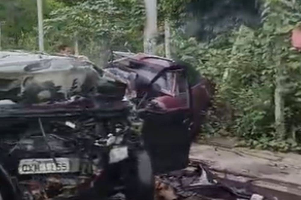 Acidente entre carros deixa um morto e dois feridos no bairro Distrito Industrial