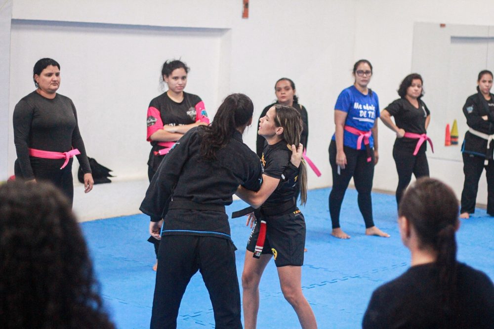 Projeto reúne mulheres em aulão de defesa pessoal na Vila Olímpica de Manaus