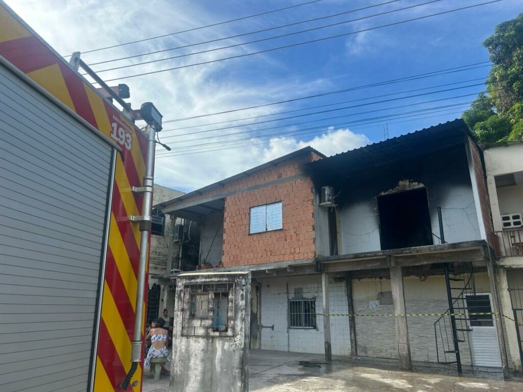 Incêndio de grandes proporções atinge casa e assusta moradores no bairro Raiz