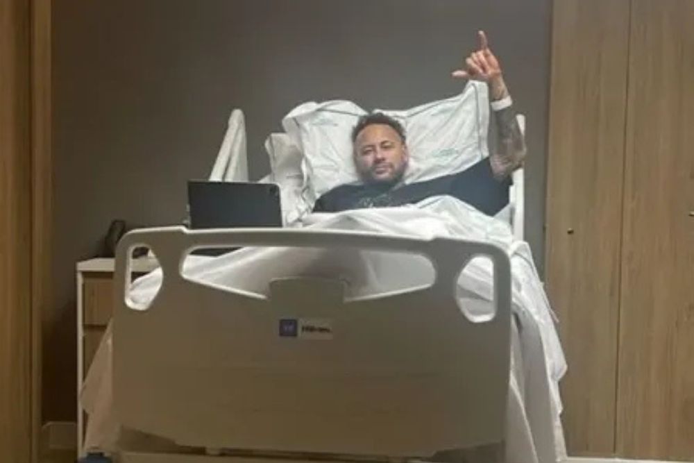 Neymar passa por cirurgia no joelho, recebe alta e inicia recuperação