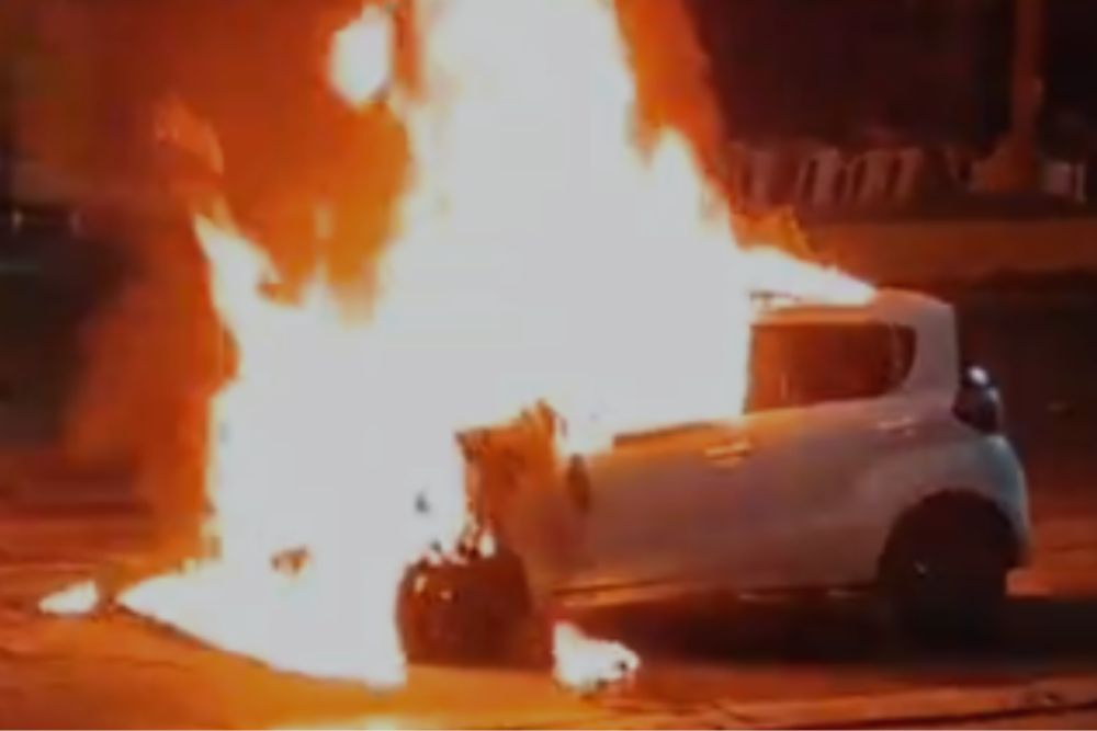 Carro é destruído por incêndio na avenida Pedro Teixeira, em Manaus
