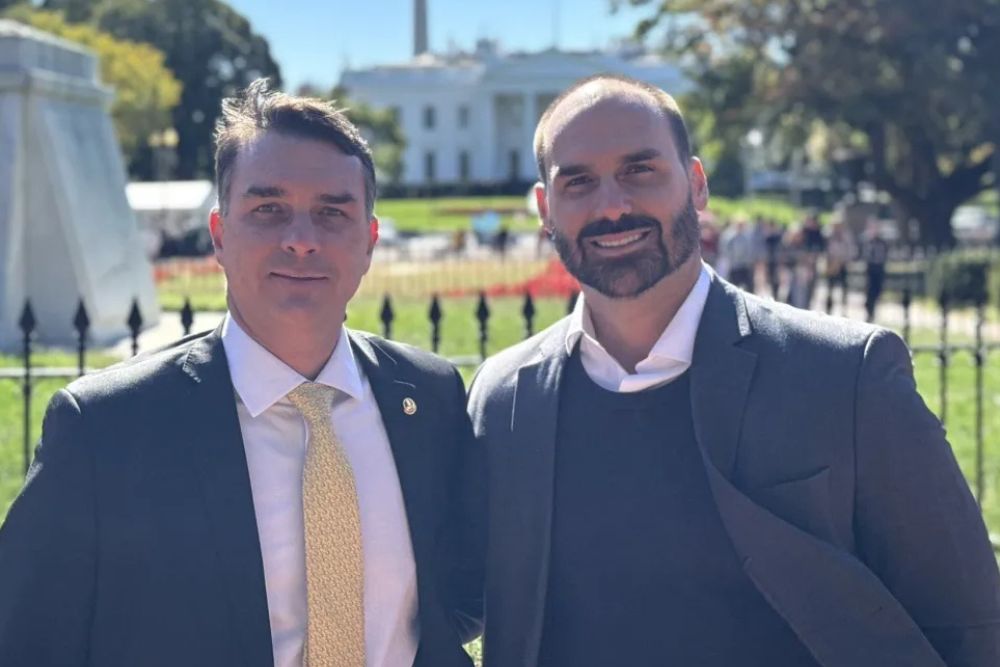 Flávio e Eduardo Bolsonaro confirmam presença em conferência internacional em Israel