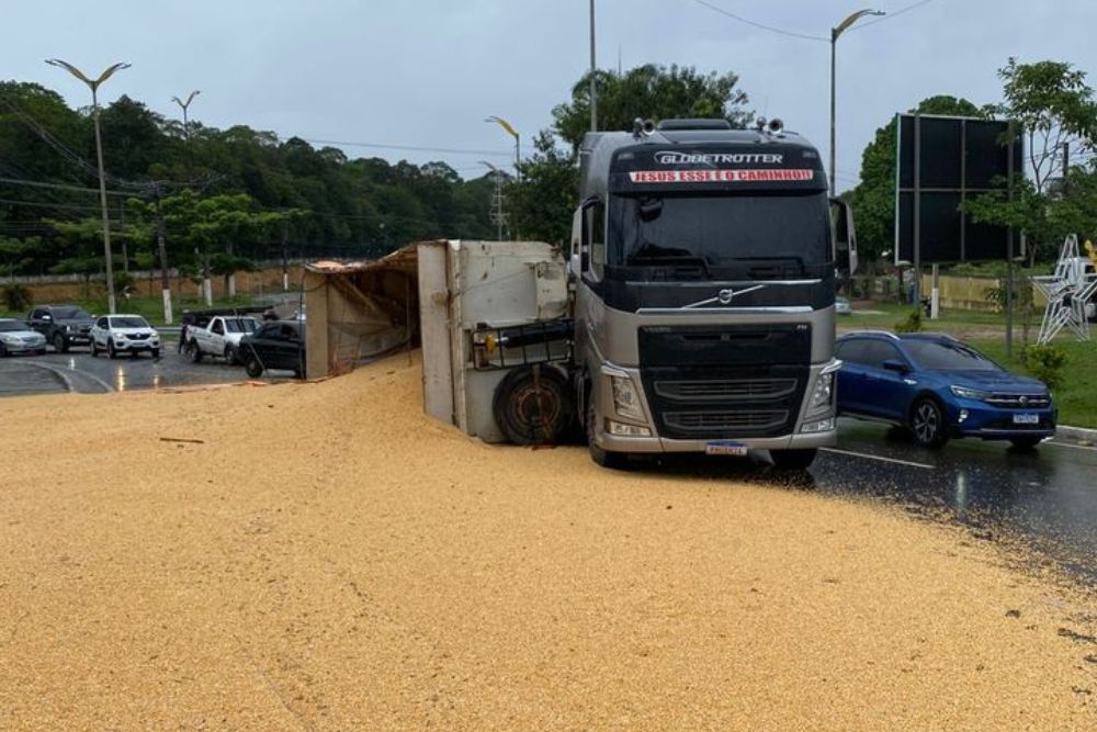 Carreta com milho tomba e interdita via no Tarum&atilde;, em Manaus