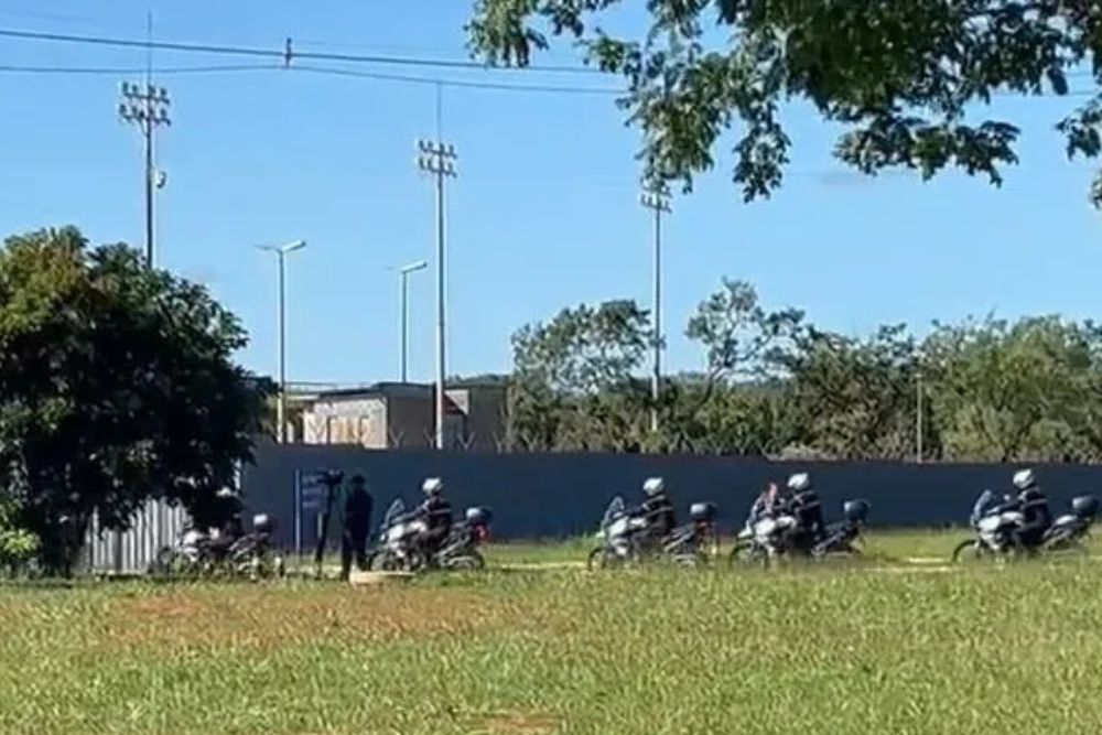 Escolta da PM se posiciona para levar Bolsonaro a hospital em Brasília