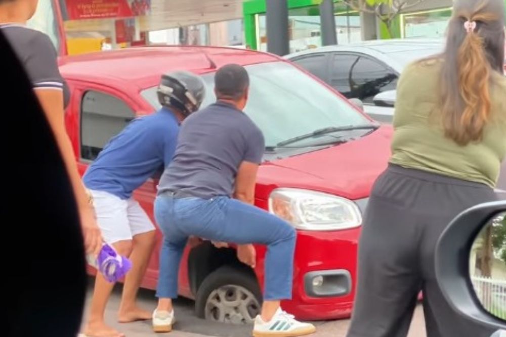 Motoristas se mobilizam para retirar carro preso em buraco e tr&acirc;nsito trava em avenida de Manaus
