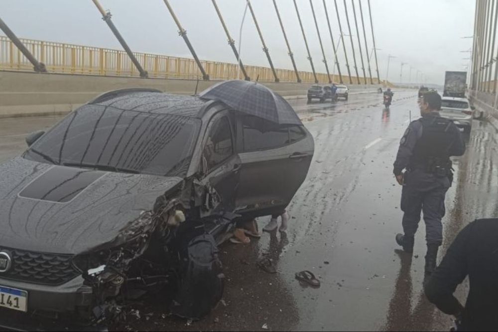 Colis&atilde;o entre ve&iacute;culos na Ponte Rio Negro deixa ferido durante chuva intensa