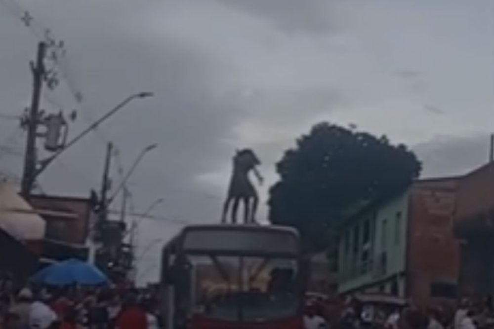 Vídeo mostra pessoas dançando sobre ônibus e causando transtornos no trânsito em Manaus