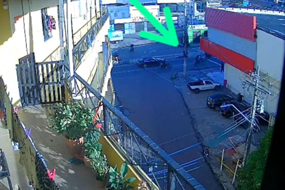 Batida entre motos &eacute; registrada por c&acirc;mera na zona leste de Manaus
