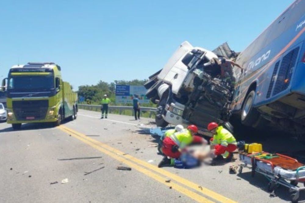 Colis&atilde;o entre caminh&atilde;o e &ocirc;nibus deixa 11 mortos na BR-116