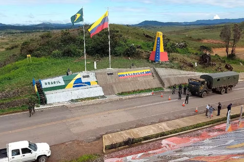 Brasil reabre fronteira com a Venezuela após tensão militar no país vizinho