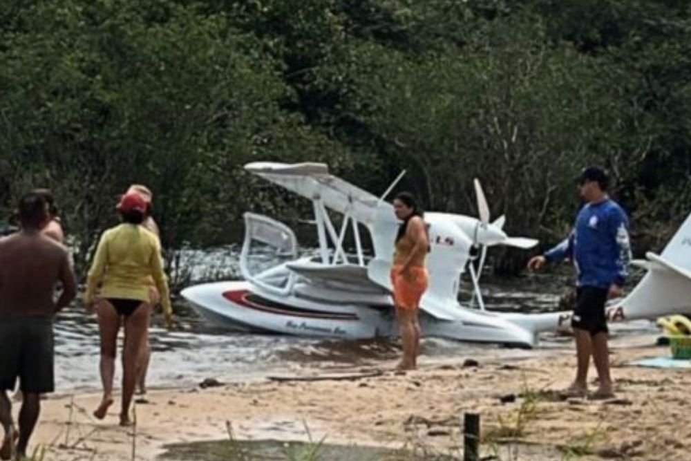 Avião de pequeno porte cai no Rio Negro e ocupantes são resgatados por banhistas