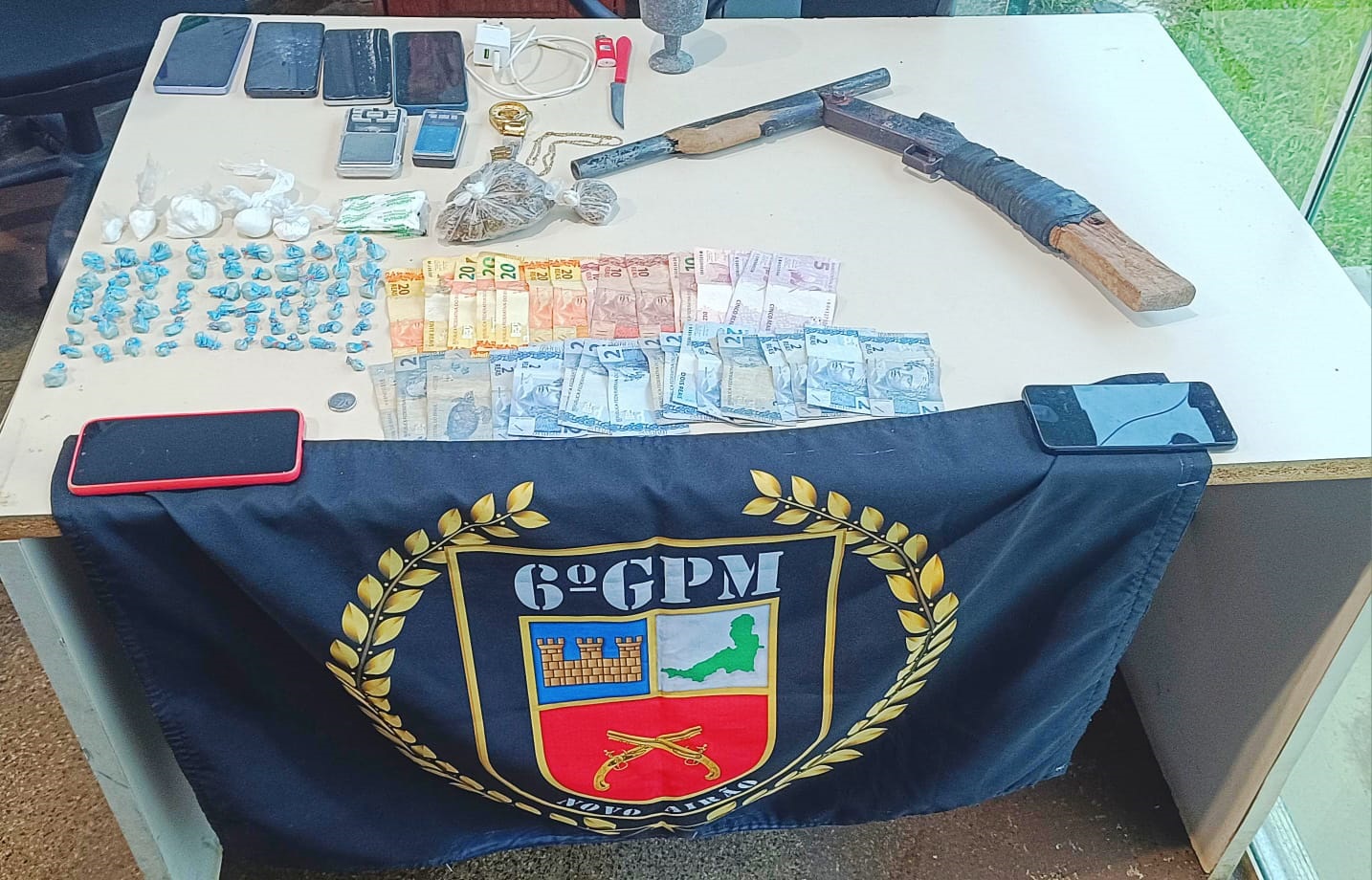Casal é preso e adolescente apreendido com drogas e arma de fabricação caseira em Novo Airão