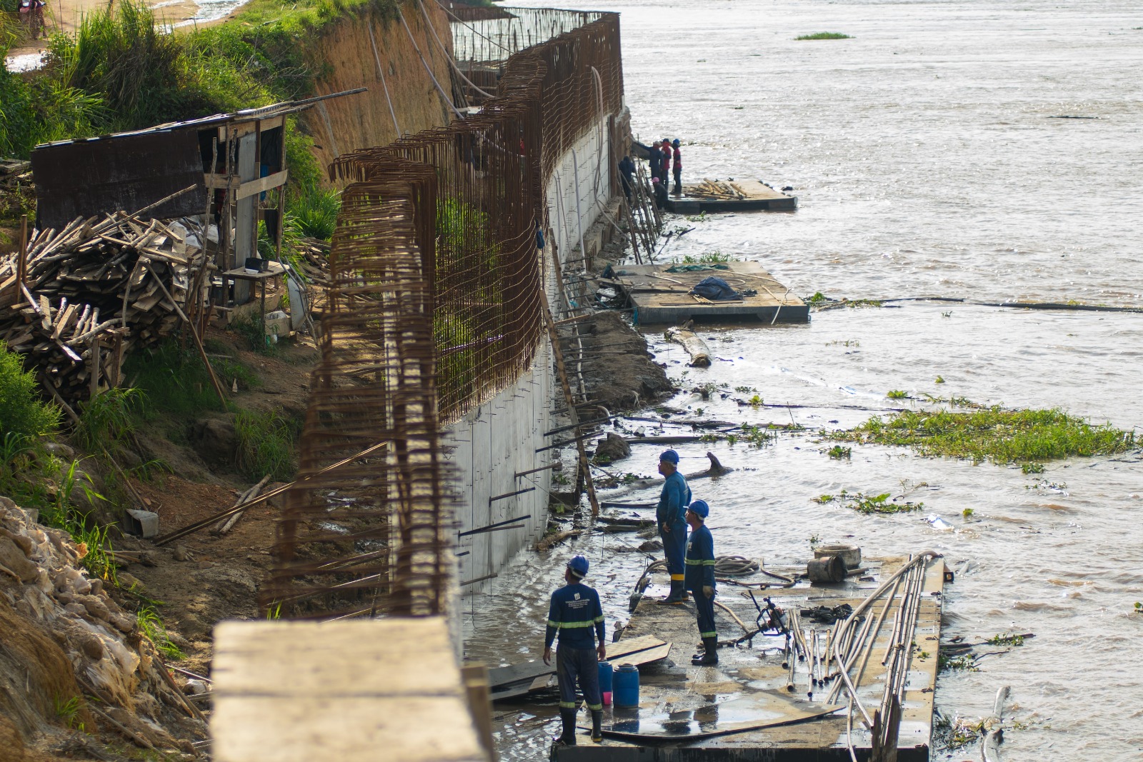 Muro de arrimo da orla de Parintins atinge 50% de execução