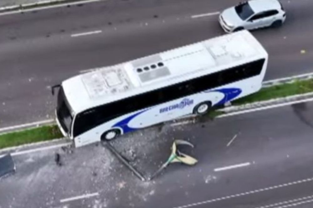 Ônibus do transporte especial invade canteiro central da Ponta Negra e atinge poste