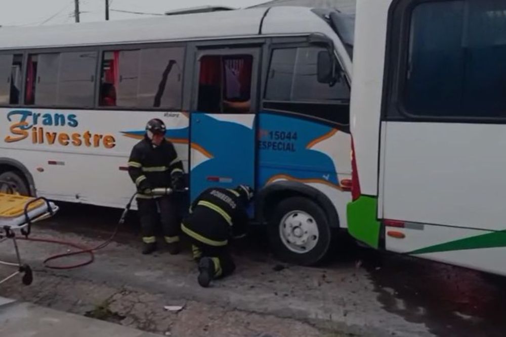 Colis&atilde;o entre tr&ecirc;s micro-&ocirc;nibus deixa oito feridos no Distrito Industrial II de Manaus