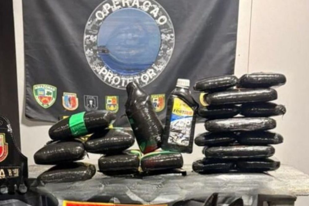 Homem é preso com 35 quilos de drogas escondidos em convés de barco no Amazonas