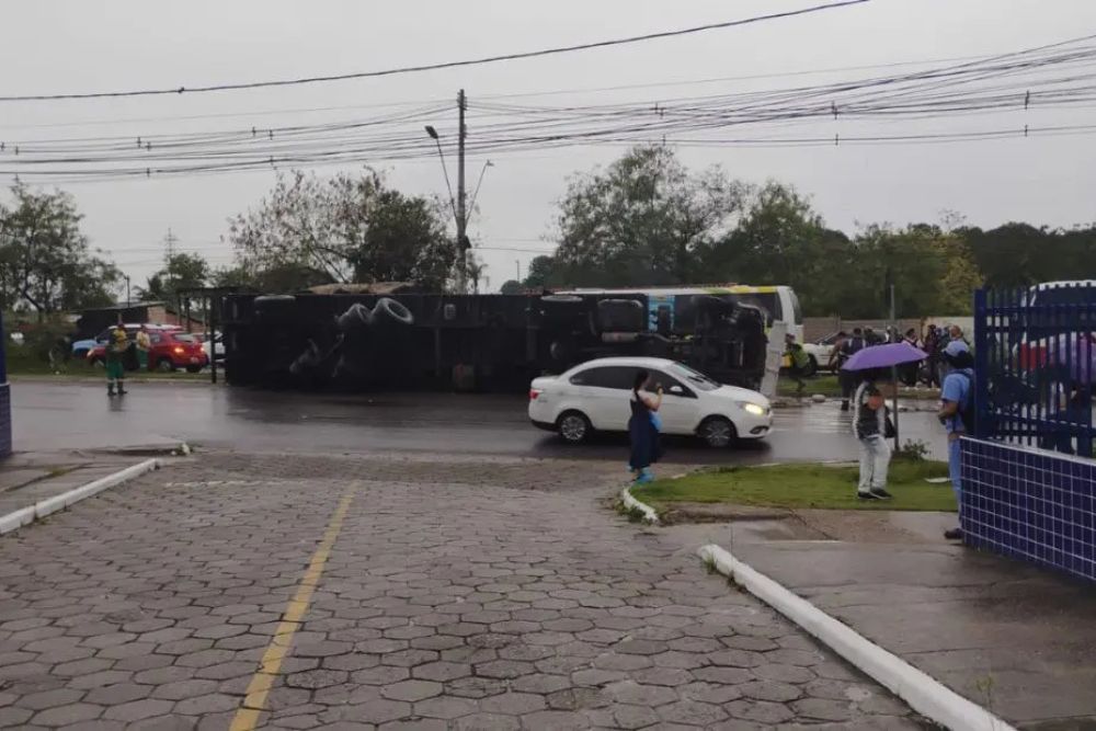 Caminhão com carga milionária tomba na rotatória da Suframa e provoca congestionamento em Manaus