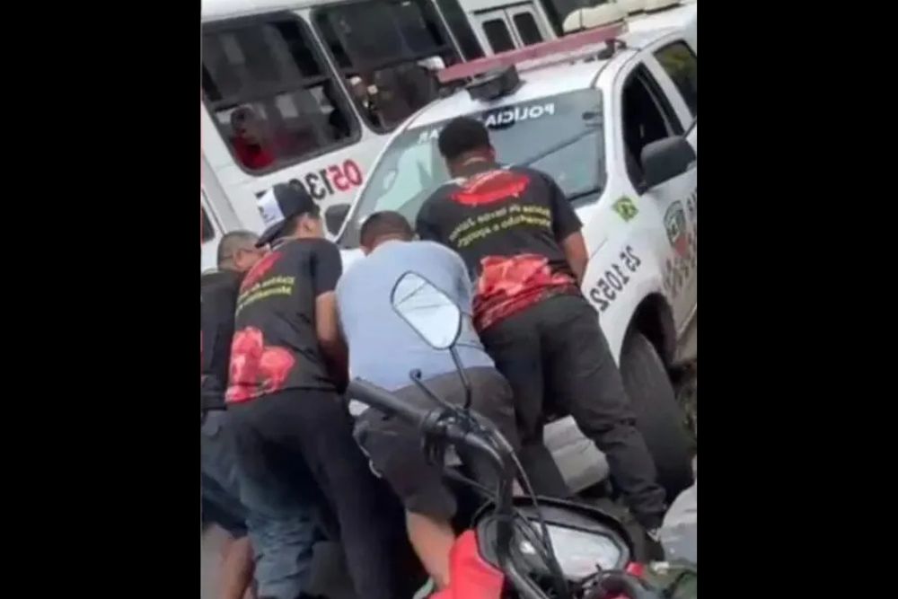 Cratera em via da Compensa provoca incidente com viatura da PM