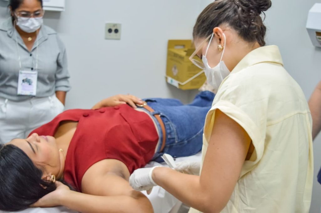 SUS capacita equipes para aumentar oferta de implantes hormonais