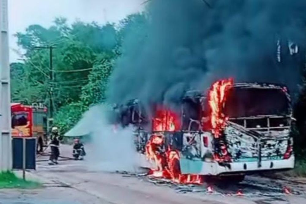 Incêndio destrói ônibus do transporte coletivo no Parque Riachuelo 