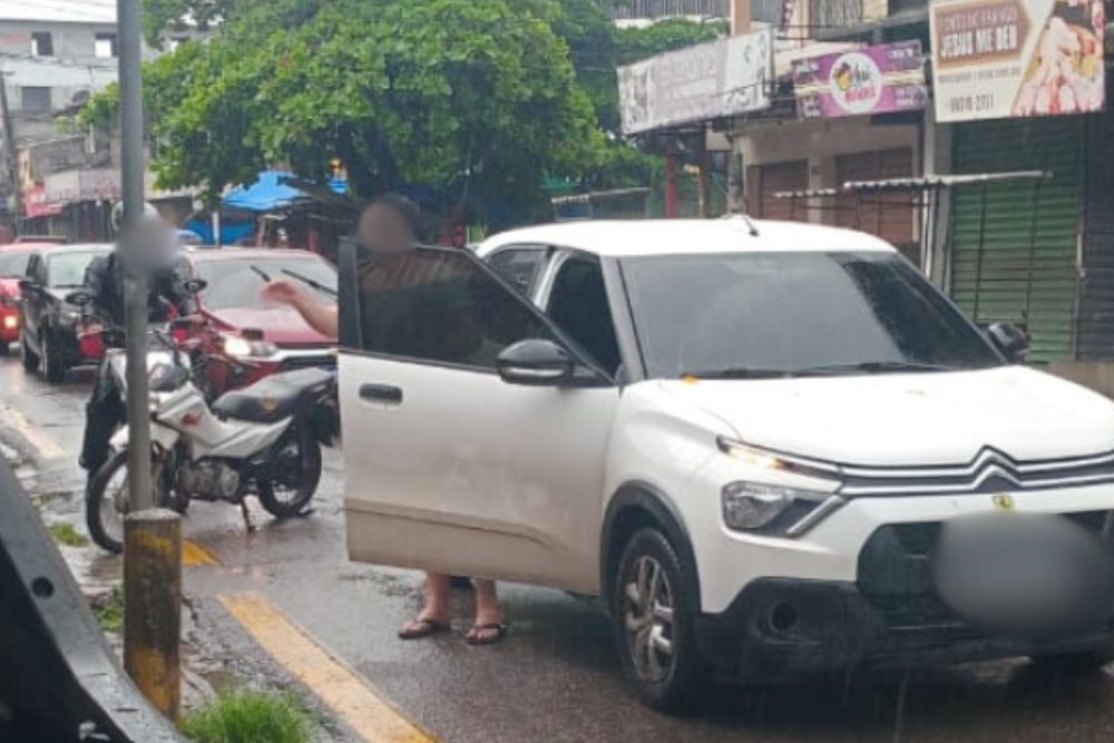 Mulher é arremessada de carro após discussão com companheiro em Manaus