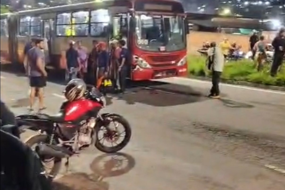 Passageiros reagem a assalto e detêm suspeito em ônibus na Zona Norte de Manaus