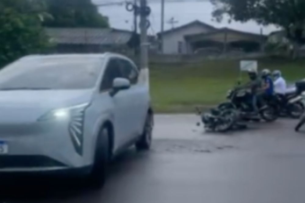 Passageira sofre ferimentos após batida entre moto de aplicativo e carro na zona oeste de Manaus
