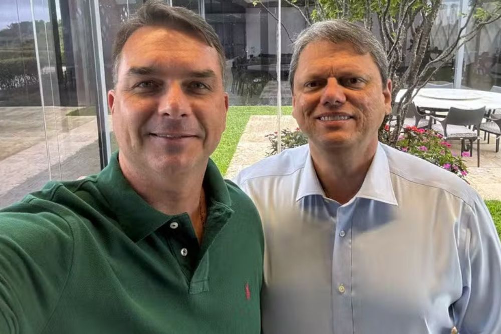 Flávio Bolsonaro afirma que Tarcísio de Freitas mantém aliança com a família Bolsonaro