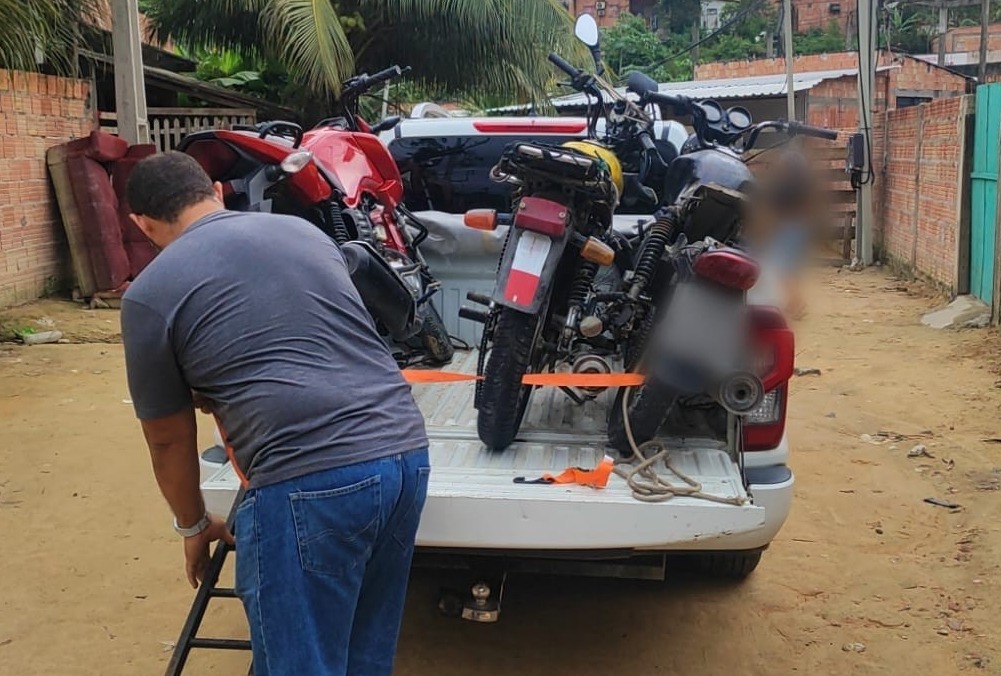 Polícia apreende motos com indícios de adulteração após suspeitos abandonarem veículos na zona Leste