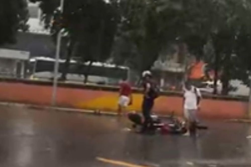 Colisão entre motos ocorre na Avenida Brasil sob forte chuva em Manaus