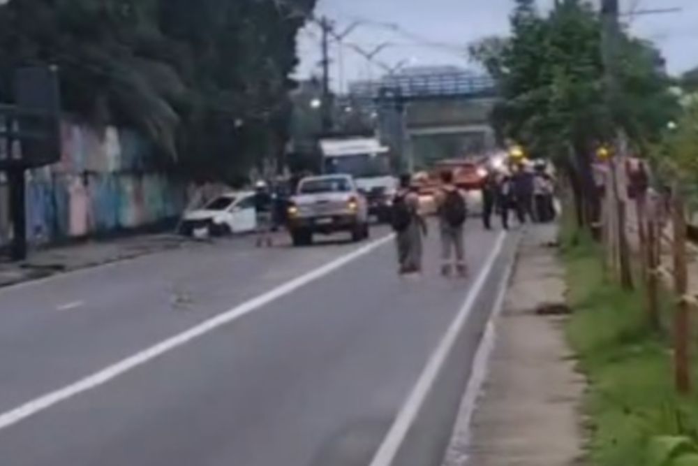 Colisão contra poste provoca lentidão na Constantino Nery na manhã de domingo