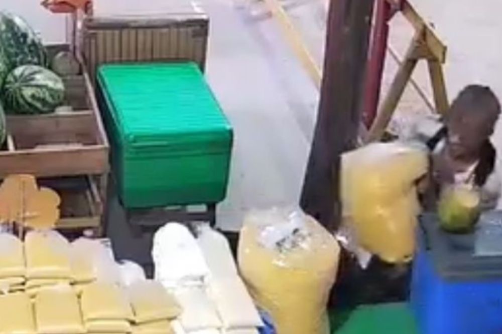 Furto de saca de farinha é flagrado por câmeras em comércio de Itacoatiara