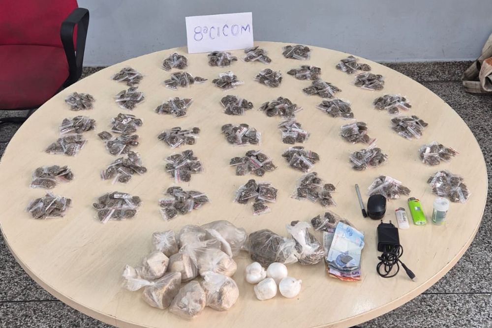 Polícia prende foragido por roubo com 425 porções de maconha