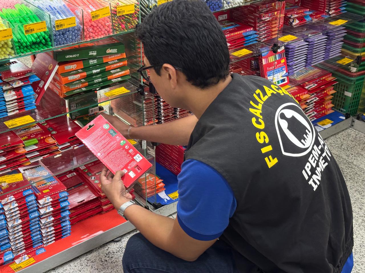 Ipem-AM orienta consumidores na compra de materiais escolares durante operação