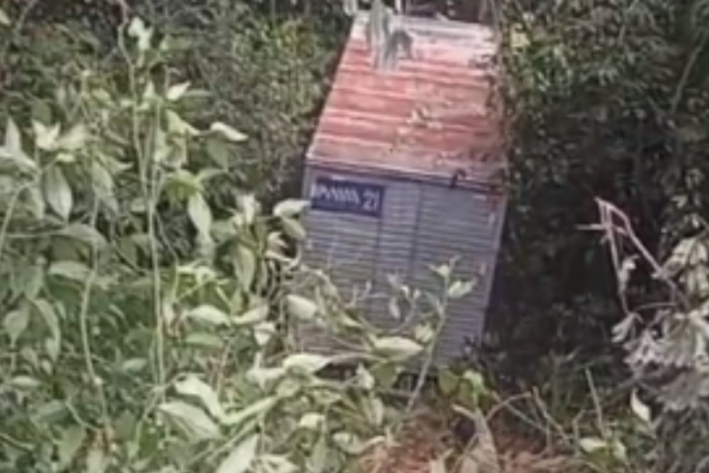 Caminhão sai da pista e despenca em ribanceira na zona leste de Manaus