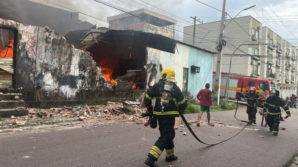 Incêndio de grandes proporções atinge fábrica na zona sul de Manaus