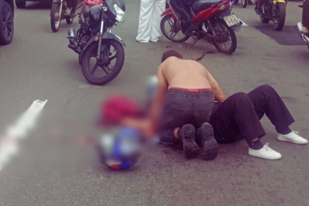 Falha no pneu provoca acidente e deixa motociclista ferido na Avenida das Torres