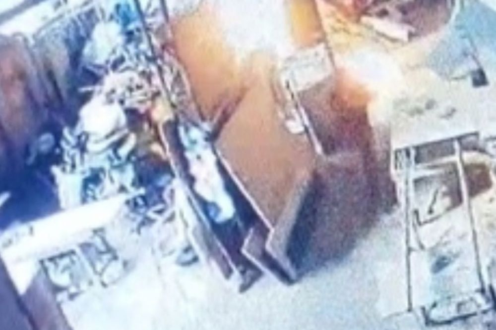 Câmeras de segurança flagram suspeito ateando fogo em fábrica no bairro São Francisco, em Manaus