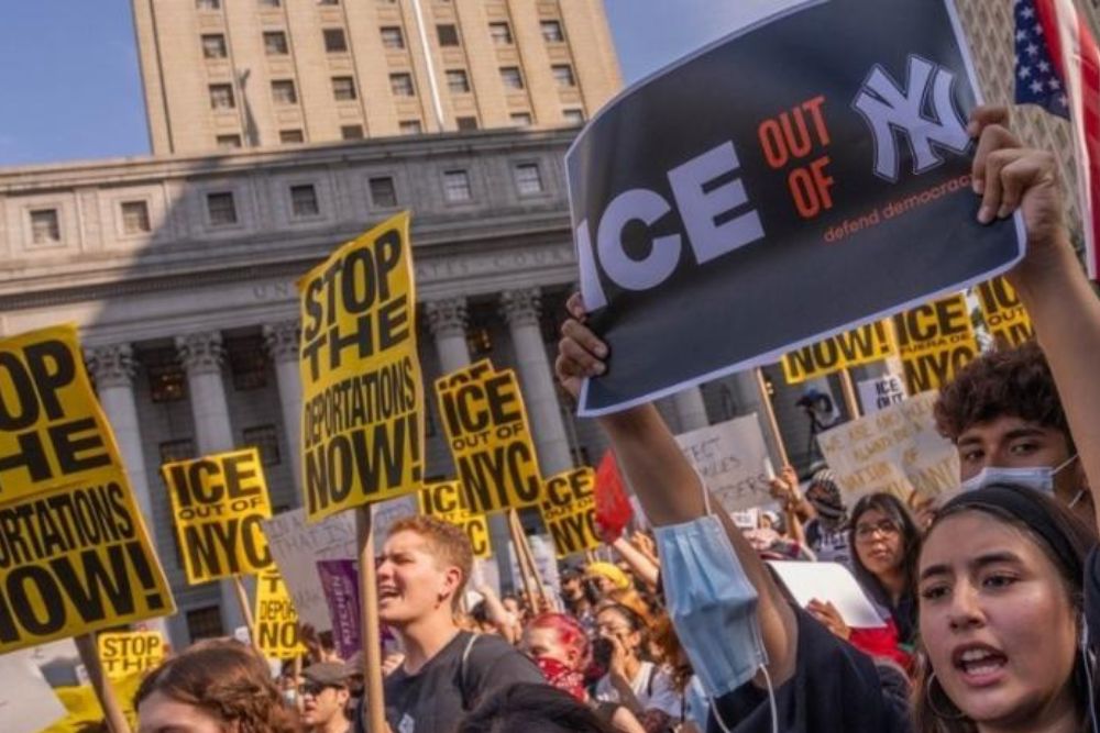 Protesto em Manhattan cobra saída de Trump e alerta para retrocesso democrático nos EUA