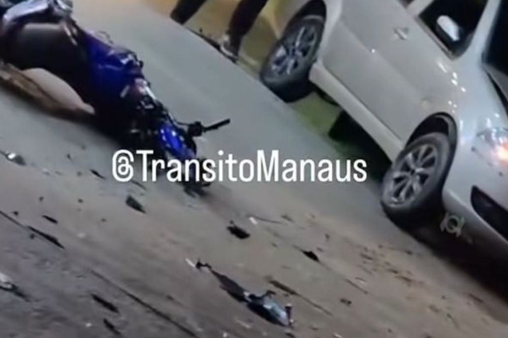 Motorista realiza conversão proibida, atinge motocicleta e deixa duas pessoas feridas em Manaus