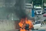 Carro é destruído por chamas na avenida Darcy Vargas e gera lentidão no trânsito