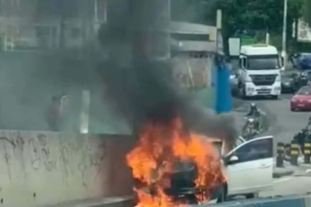 Carro é destruído por chamas na avenida Darcy Vargas e gera lentidão no trânsito