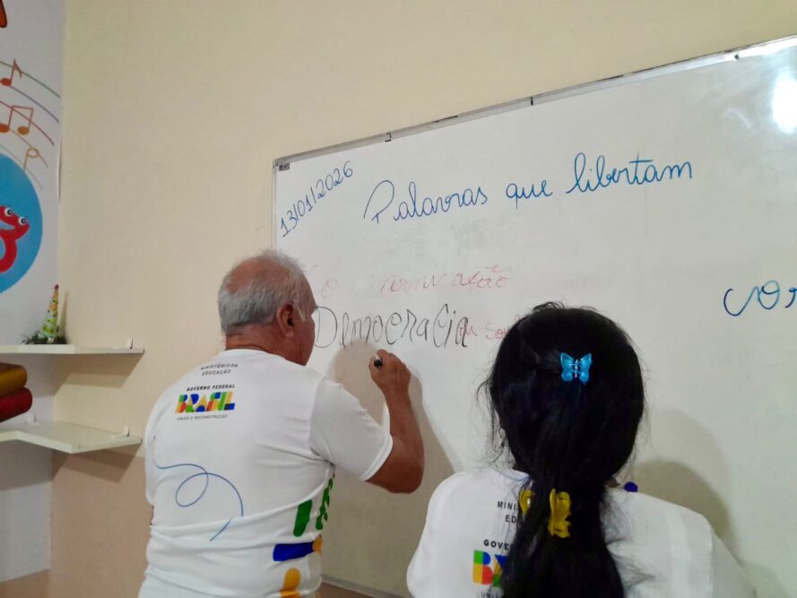 Parintins amplia alfabetização e projeta erradicar analfabetismo