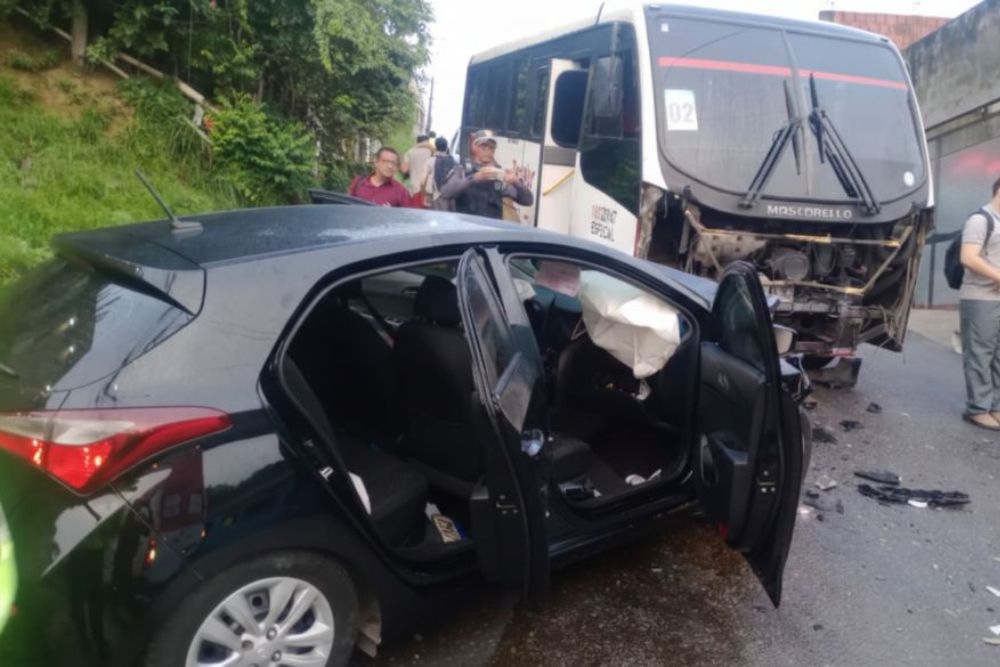 Idoso morre em acidente entre carro e micro-ônibus na comunidade Mundo Novo