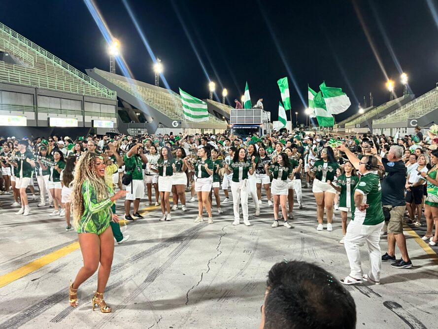 Reino Unido da Liberdade empolga público em ensaio técnico no Sambódromo