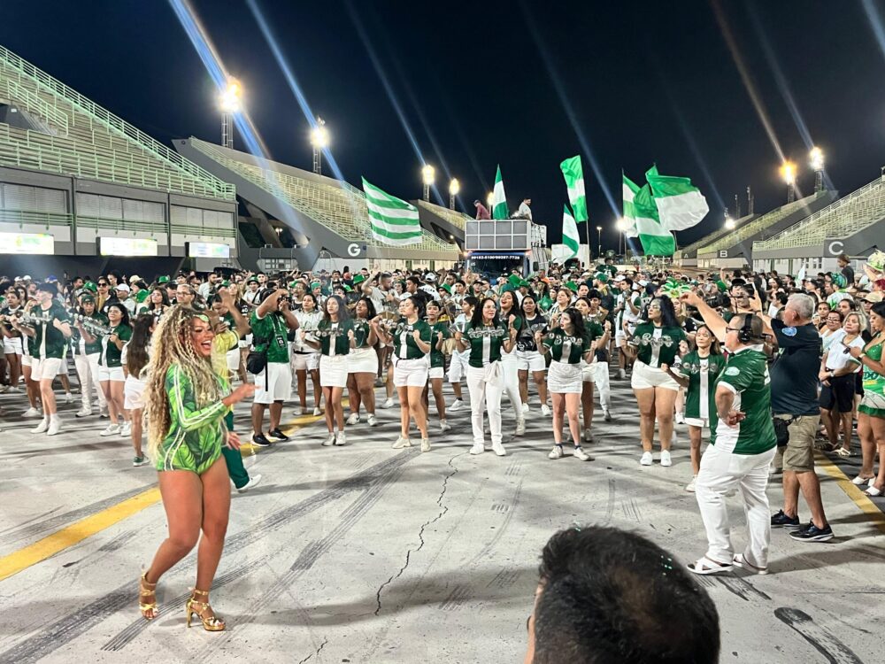Reino Unido da Liberdade empolga p&uacute;blico em ensaio t&eacute;cnico no Samb&oacute;dromo