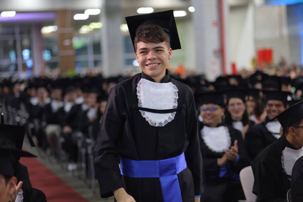 Alunos da rede pública concluem ensino médio técnico em formatura na Fundação Matias Machline