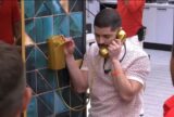 Marcelo atende ao segundo Big Fone no BBB 26 e recebe pulseira dourada