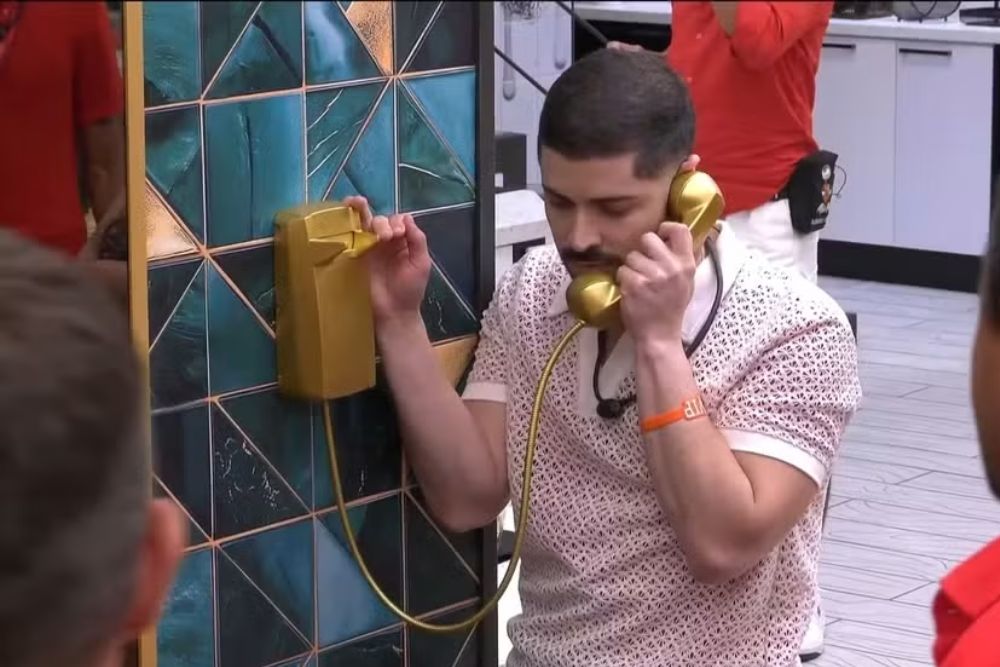 Marcelo atende ao segundo Big Fone no BBB 26 e recebe pulseira dourada