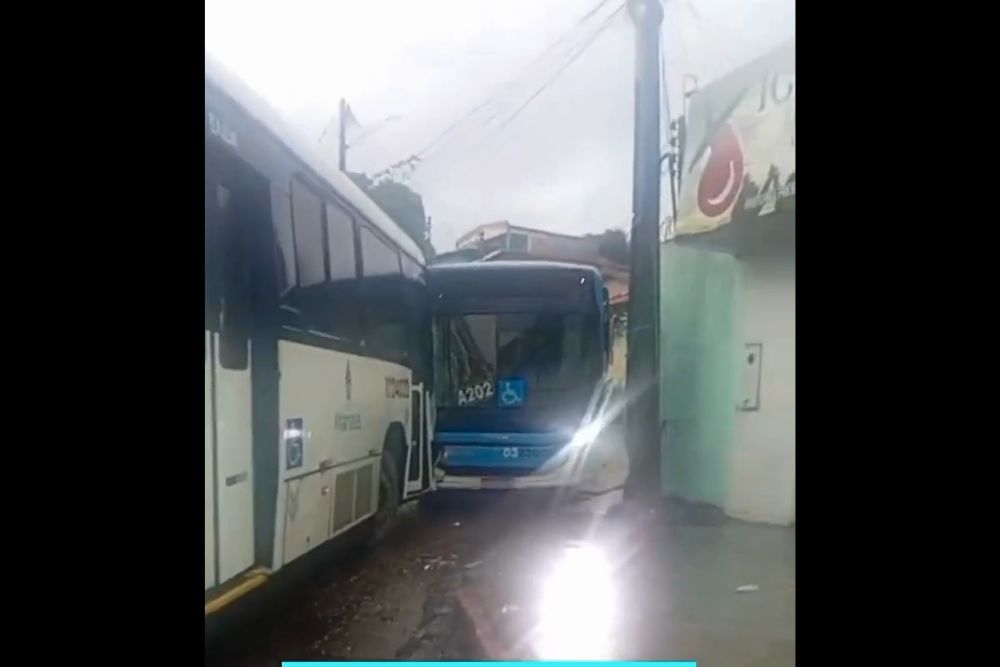 Colis&atilde;o entre &ocirc;nibus paralisa tr&acirc;nsito no bairro da Paz, em Manaus